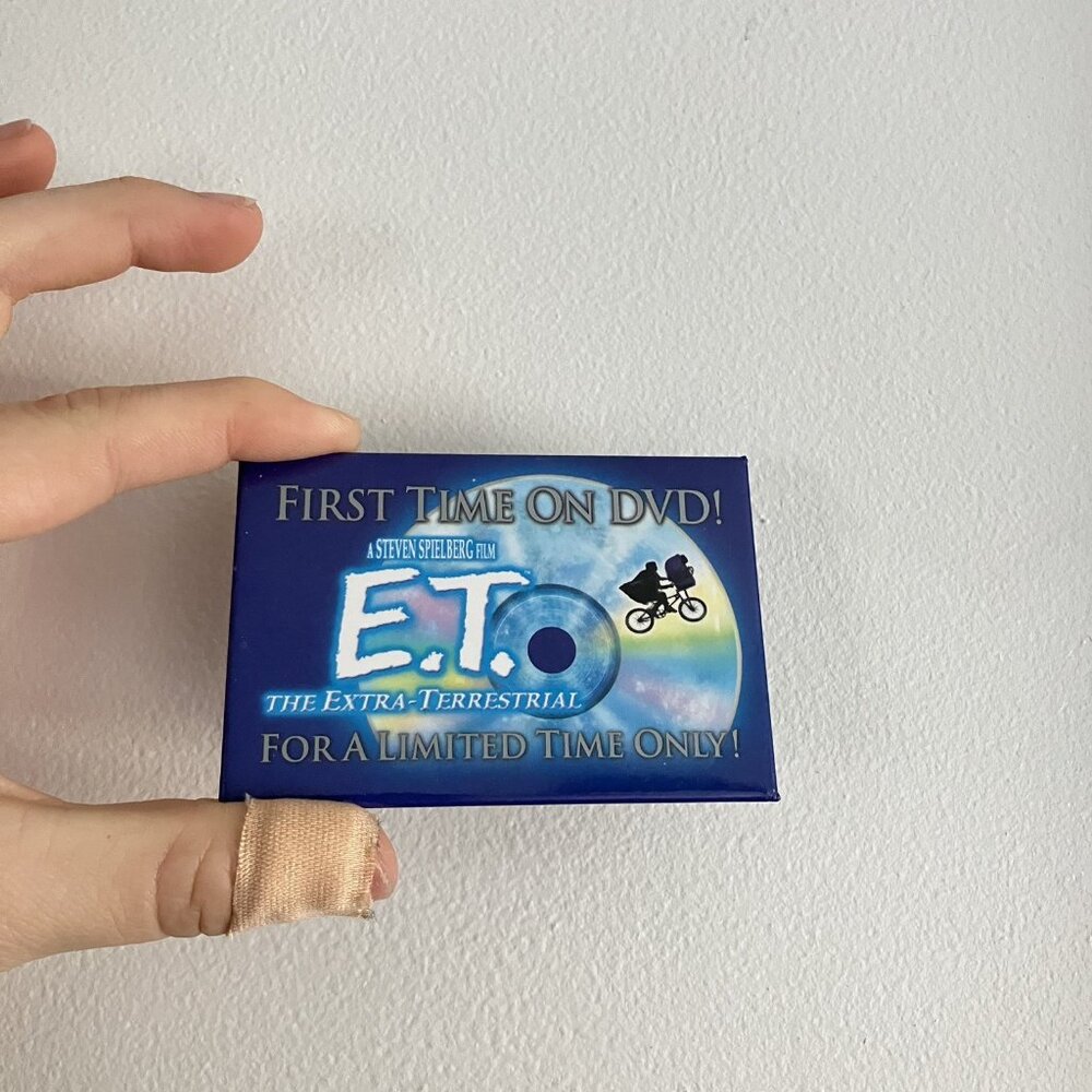 Vintage Y2K 2002 ET Movie Promo Pin Button Broach‎ Rectangle Blue